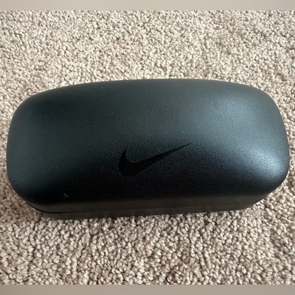 Nike Clam Shell Swoosh Black Eyeglass Case - Picture 1 of 3